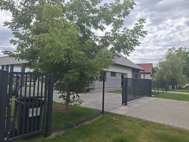 Efektowne ogrodzenie w rozsądnym budżecie – panele 3D i palisada MAGRO