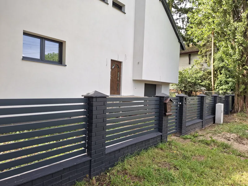 Ogrodzenie SPESSO na klinkierowych murkach – nowy wygląd istniejącej posesji